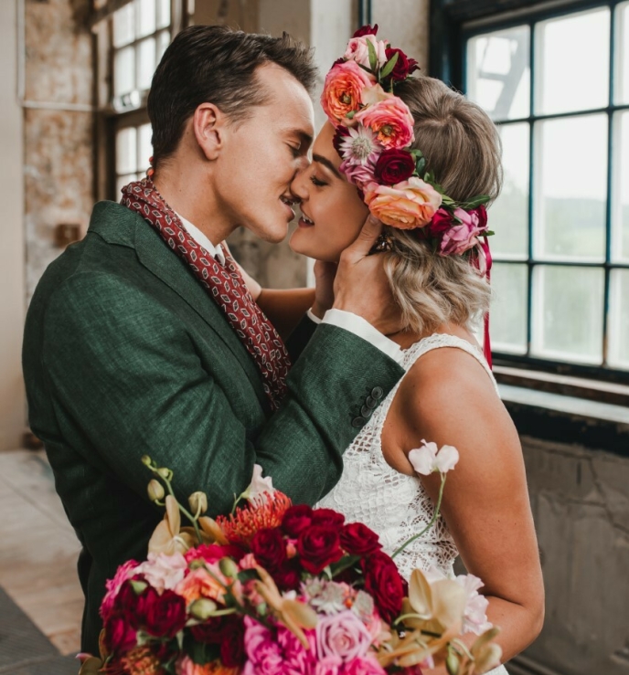 Wedding magazine: the couple decorated the front page of brolopsmagasinet.se.  Photo: Anna Storm