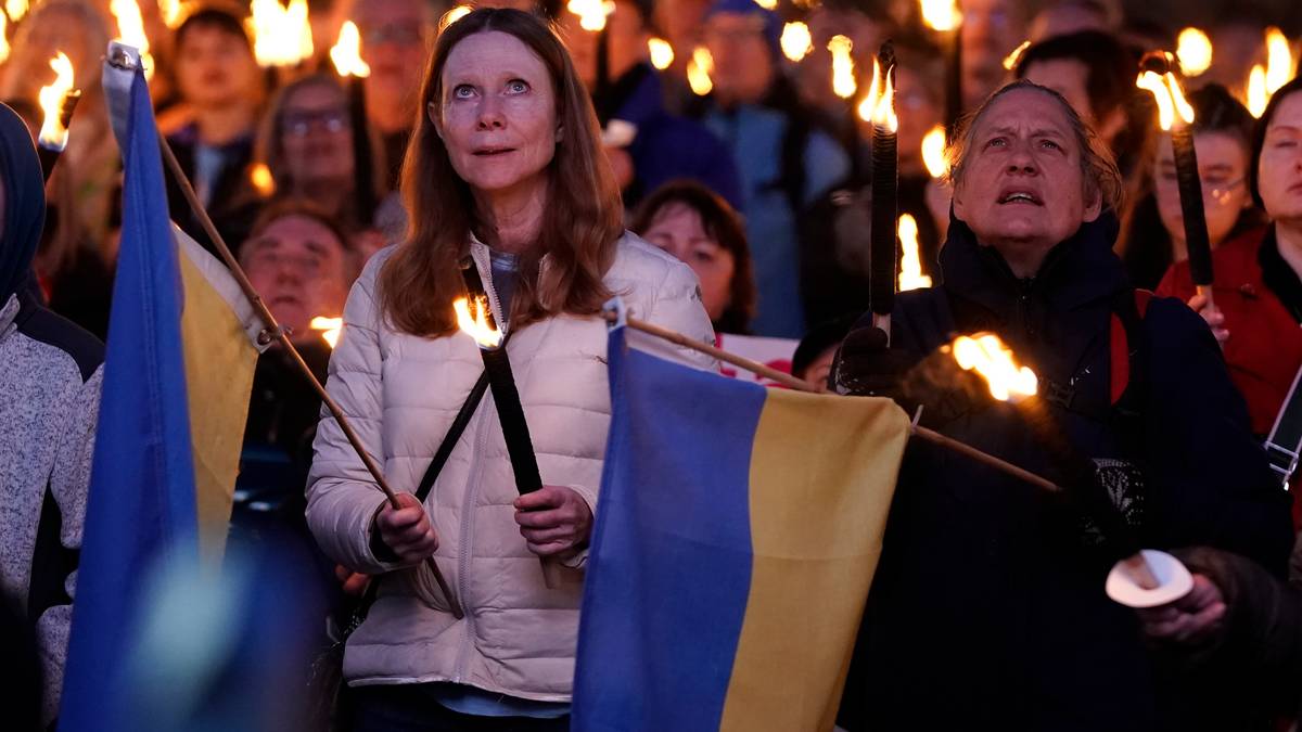 Folk stod samlet og tenkte lys på frigjøringsdagen i Danmark 4. mai da den ukrainske presidenten Volodymyr Zelenskyj talte på en skjerm på Rådhusplassen i København.