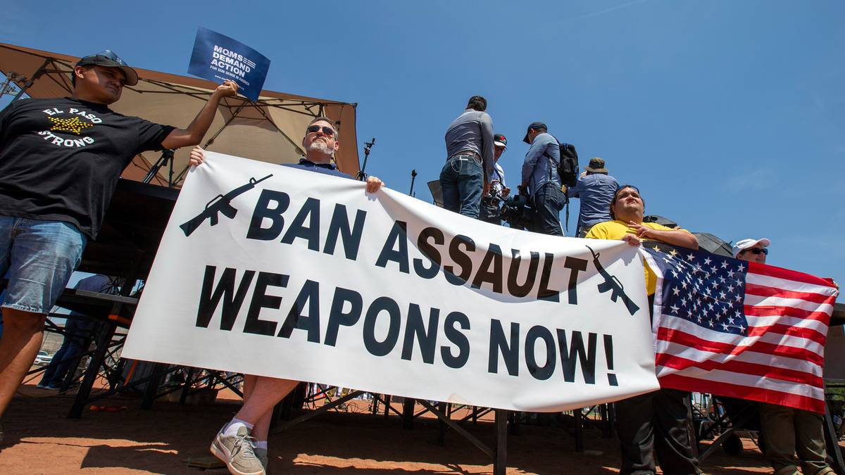 Bildet viser demonstranter som, etter en skoleskyting i 2019, holder opp et banner som tar til orde for å forby automatiske skytevåpen.