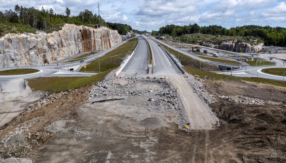 Postponed: Until further notice, the new E39 between Mandal and Lyngdal ends here.  Photo: Lars Evind Pons/Dagbladet