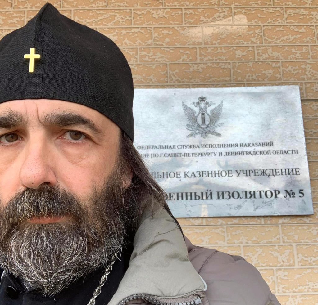 Russian priest helps Ukrainians flee Russia - VG