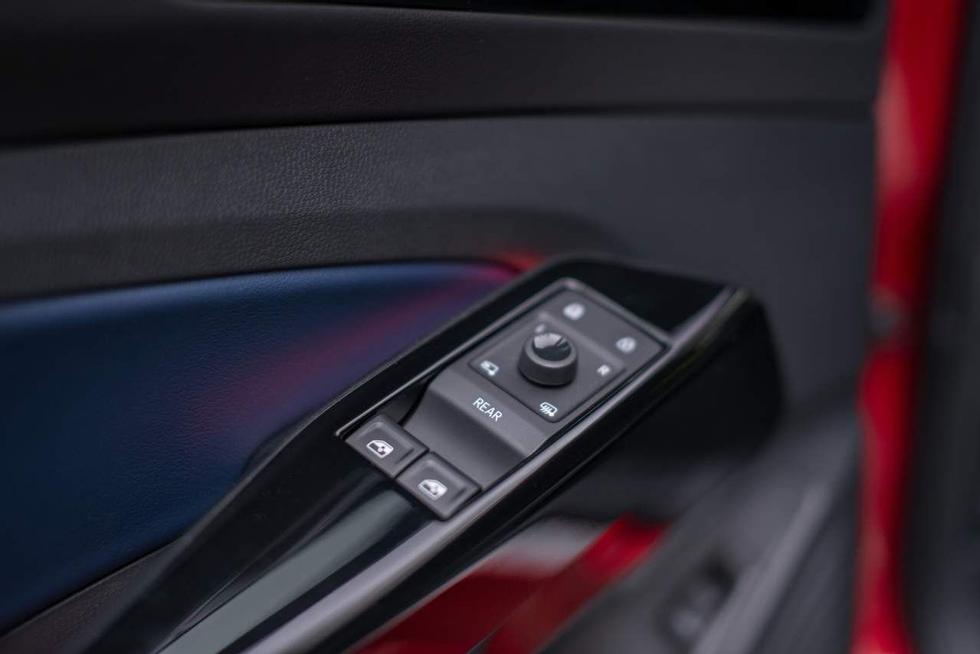 Dedicated button: two buttons for the front windows, but if you want to adjust the rear, you have to press a separate button that makes the buttons for the front windows adjust the rear windows.  Is it an attempt to simplify or just save money?  Either way, it's a bad detail.  Photo: Håkon Sæbø / Finansavisen