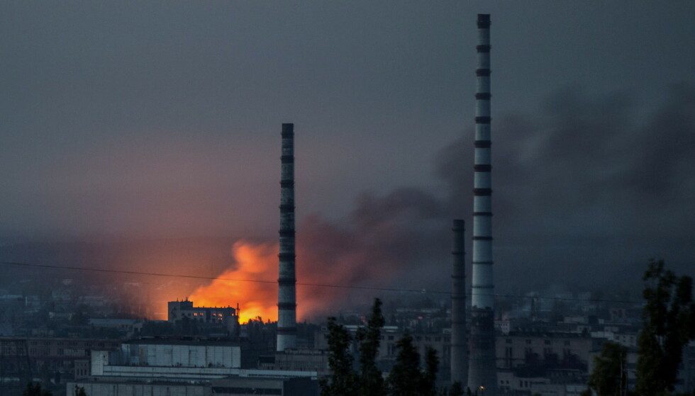 Fierce wars: Flames and smoke erupt from a chemical plant called Azot in Sevirodonetsk in eastern Ukraine after a Russian attack on Saturday.  Photo: Olexander Rathushniak / Reuters / NDP