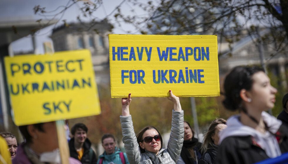 Heavy weapons: People protest outside the Prime Minister's Office in Berlin in April.  Heavy weapons for Ukraine are among the demands of the German government.  Photo: K Needfeld / DPA / AB / NDP