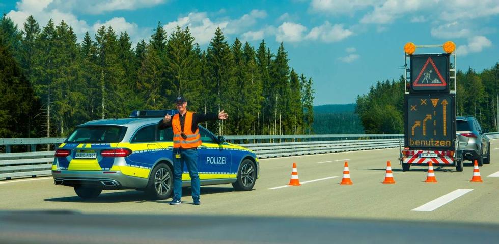 Who says: If the traffic picture gets too complicated, the car says the driver should take over.  If this does not happen within a certain period of time, the car comes to an emergency stop.  Photo: Ragnvald Johansen / Finansavisen
