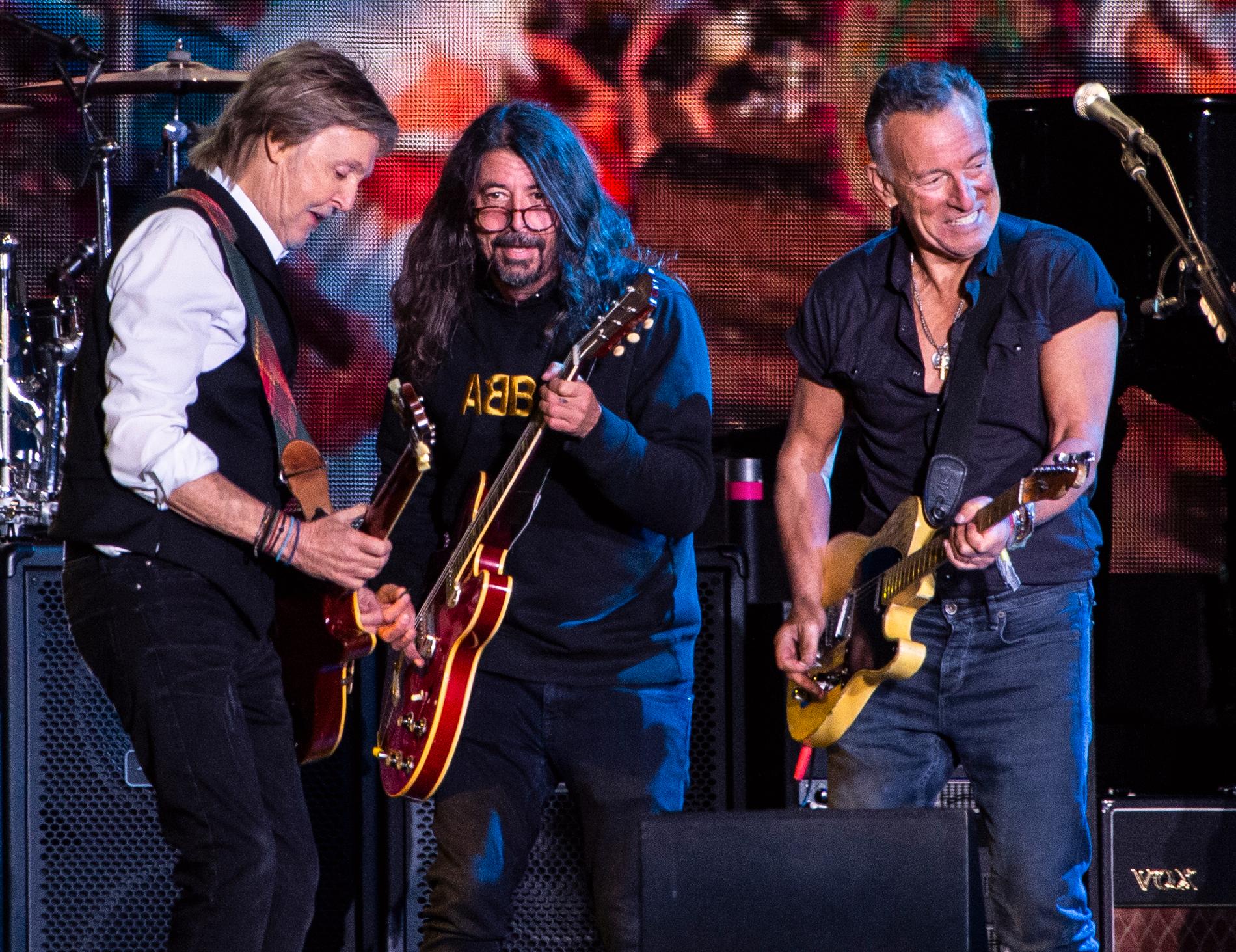 Macca, Grohl and The Boss surprised the audience - VG