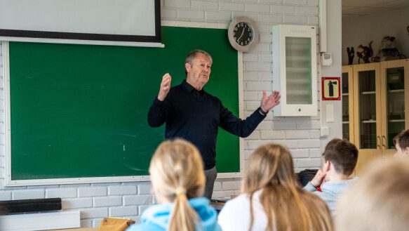 Committed students: ge Hareide gave a class lecture, and in return received several interesting questions.  Messi or Ronaldo?  asked a student.  Messi replied.  Photo: Ingrid Wollberg/TV 2