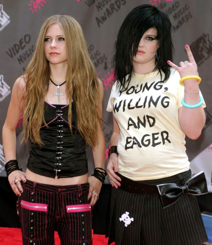 ROCKA DUO: Avril Lavigne and Kelly Osbourne at the 2003 MTV Video Music Awards. Photo: Albert Ferreira/Reuters/NTB