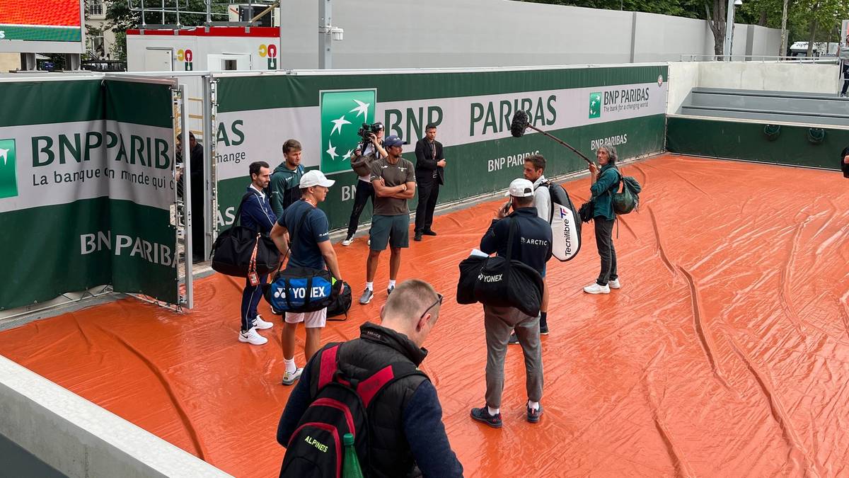 Casper Ruud på oppvarming før semifinale i Roland-Garros.