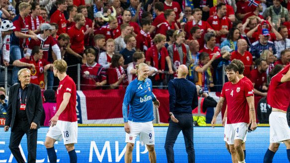 Celebrating with the fans: Erling Braut Haaland asked Ståle Solbakken to take his turn away after the 2-1 win over Sweden.  Photo: Frederic Farfgel