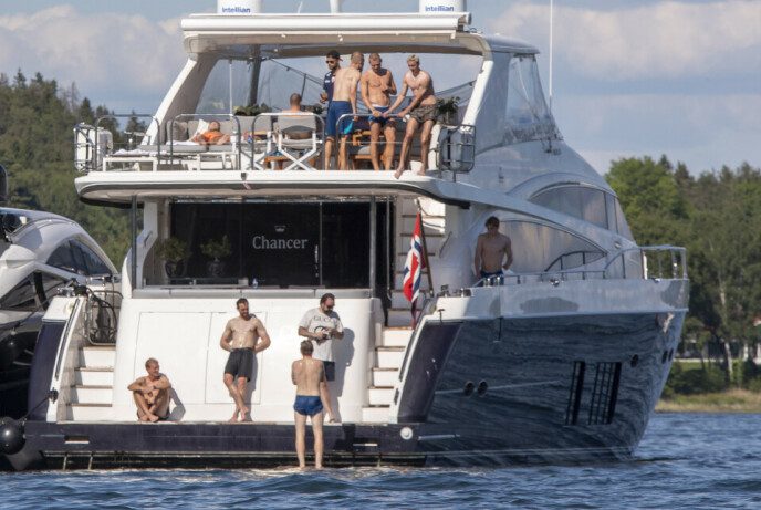 Relaxing Day: Many of the national football team players enjoyed themselves in the summer heat.  Photo: Ivar Lundsten