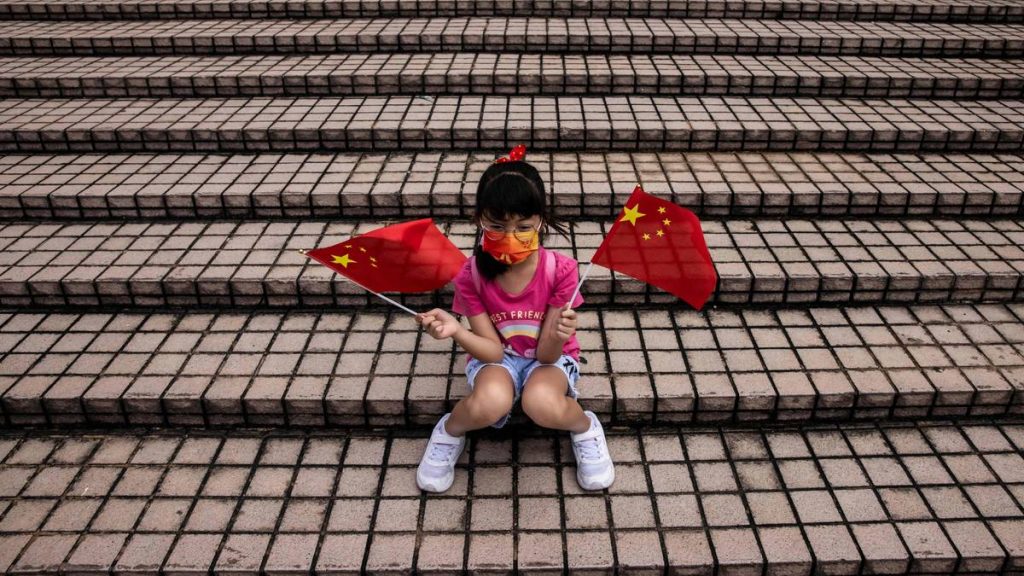 Jente i Hongkong feirer 25-årsdagen for tilbakeføringen av Hongkong til Kina