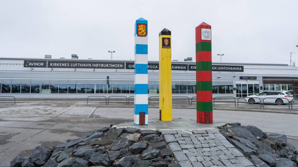 Grensestolpene ved flyplassen i Kirkenes