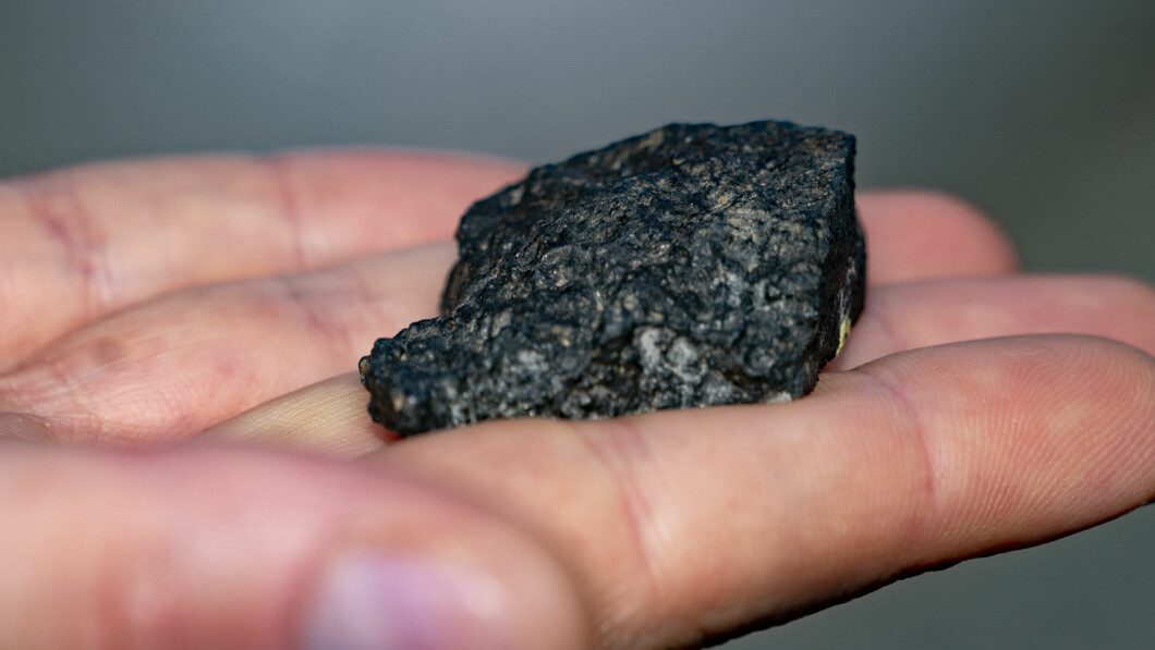 This is what a meteorite rock looks like.  Photo: Torstein Bøe / NTB