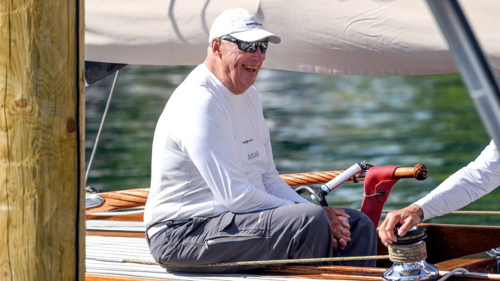 Kong Harald om bord "Sira" i forbindelse med VM for 8-metere i Langenargen sør i Tyskland i 2018