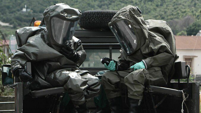 DETAILED WORK: Bioweapons experts on their way to the wreckage on Sunday, July 17.  Photo: Sakis Mitrolidis / AFP / NTB