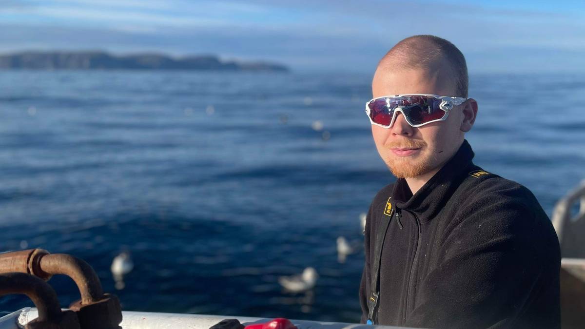 Fisker Kim Abel Pedersen (22) fra Kjøllefjord sier det oppleves trygt å ha redningsskøyta nært.