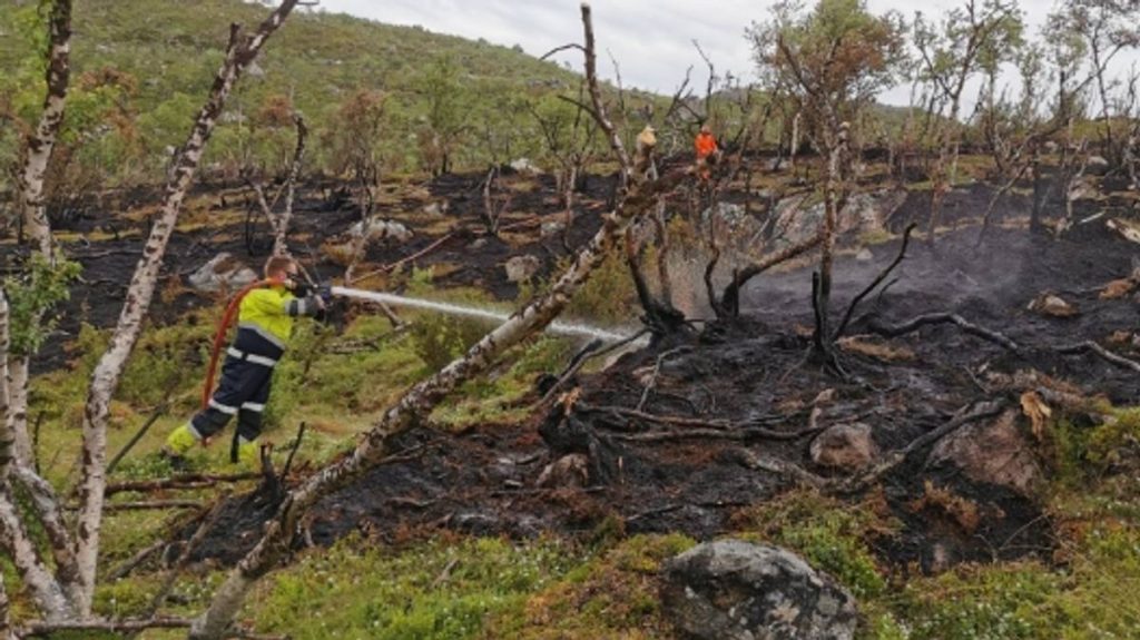 Sør-Varanger brannvesen slukker brann