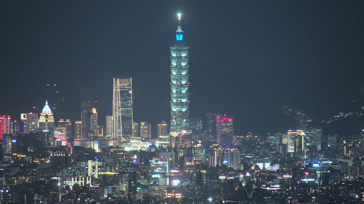 Utsikt mot Taipei 101 fra Kuanyin-fjellet i Taiwan.