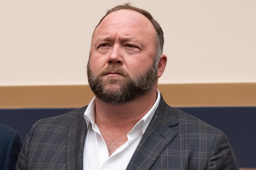 Alex Jones ordered to pay another compensation - VG