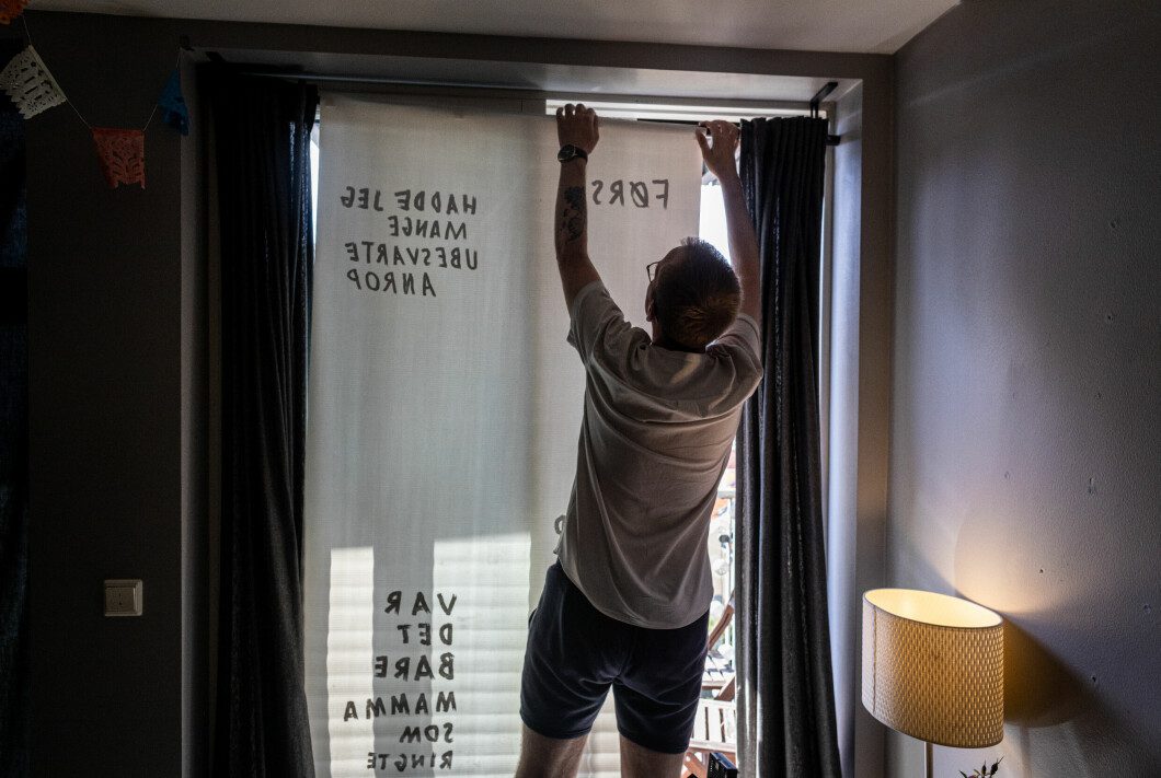 Get out: Marius Peterson's clarion call Don't hide at home.  Here he hangs a curtain that illuminates it.  Photo: Simen Asker / TV2