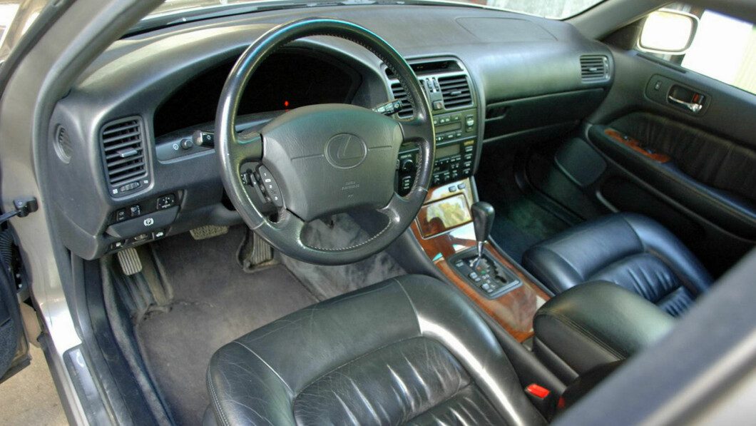This is what a Lexus looks like from the inside in a sober Japanese style of the 90s.  Photo by: bilwebauctions.se