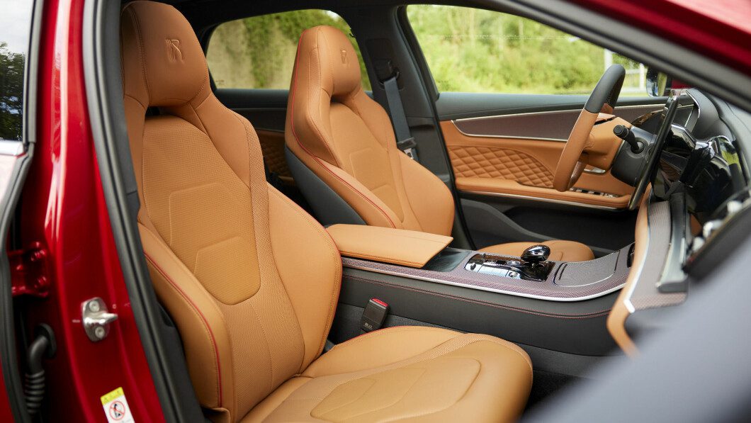 The sports seats are of very high quality and impressively good comfort, which are standard equipment.  Also note the diamond pattern on the doors.  Here it becomes clear that ambition is the position of the automotive sector.