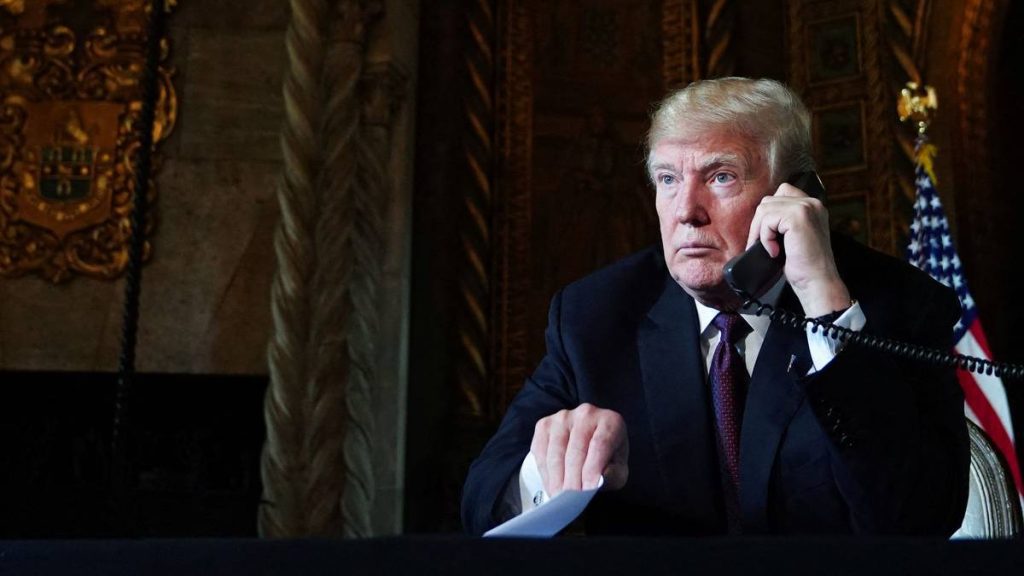 Donald Trump snakker med medlemmer av det amerikanske forsvaret fra boligen i Mar-a-Lago i Florida i november 2018.