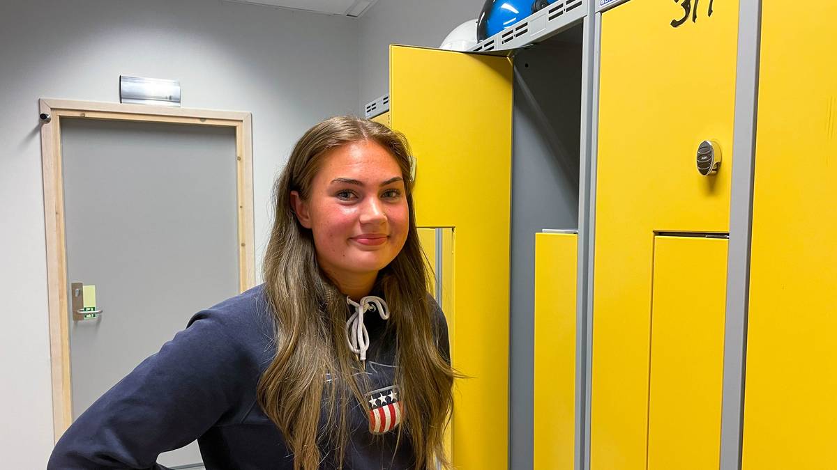 Ronja Fridén foran det gule skapet hun hadde i garderoben det første året på Gauldal videregående.