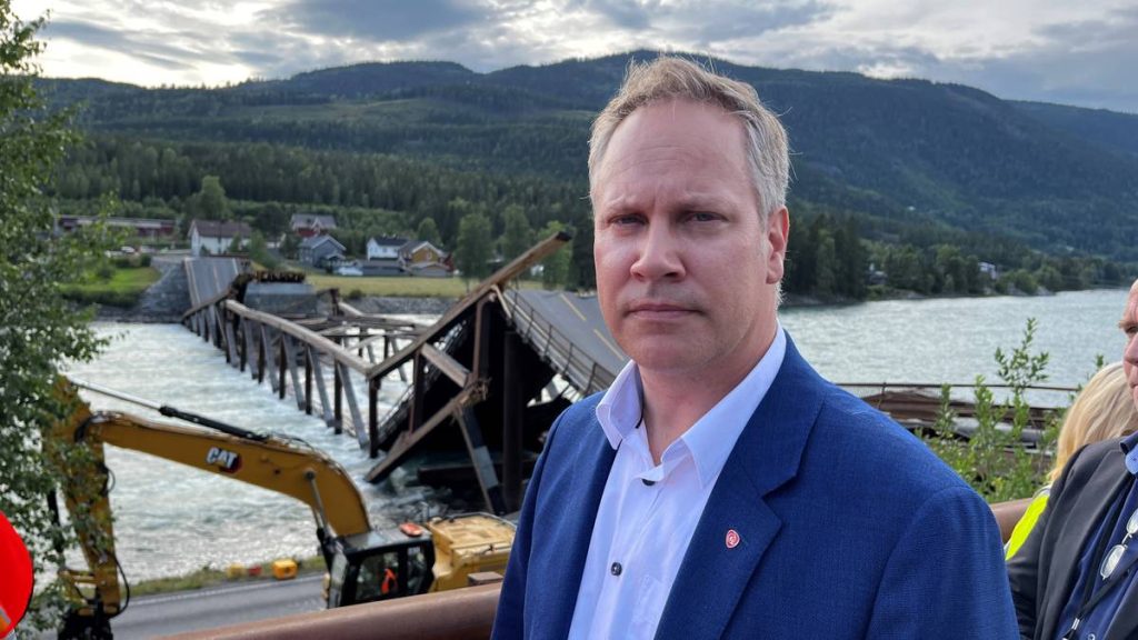 Samferdselsminister Jon-Ivar Nygård foran Tretten bru som kollapset