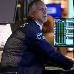 Mixed close on Wall Street – S&P 500 heads above key level