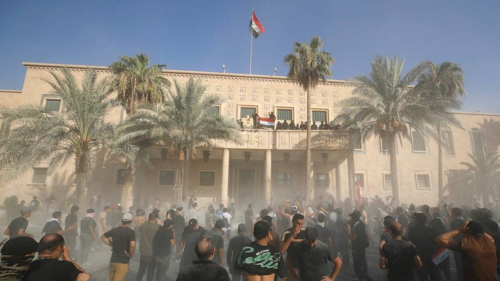 Sinte demonstrantar storma regjeringspalasset i Bagdad Irak.