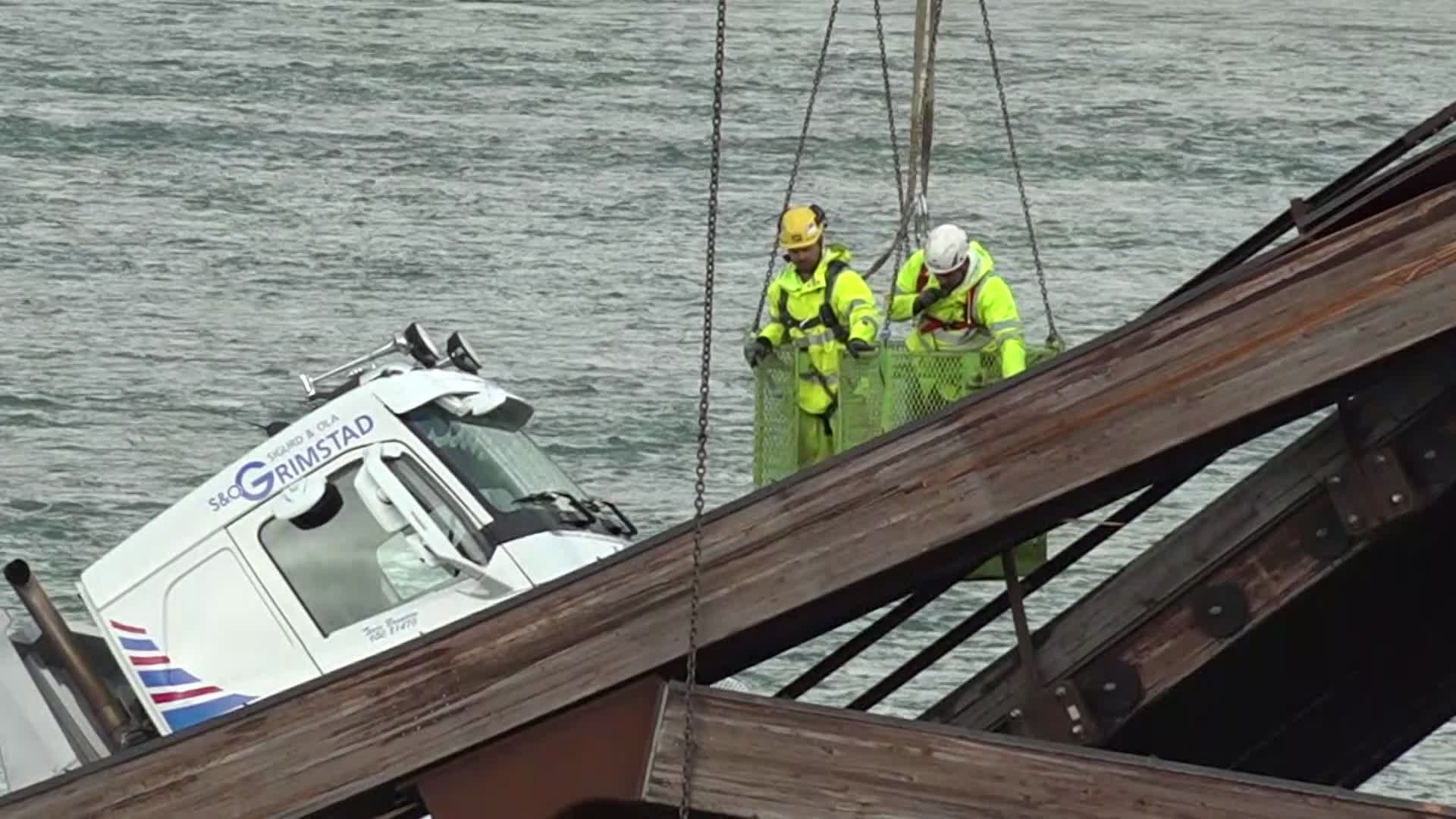 Truck rescued from bridge - NRK Innlandet - Local news, TV and radio