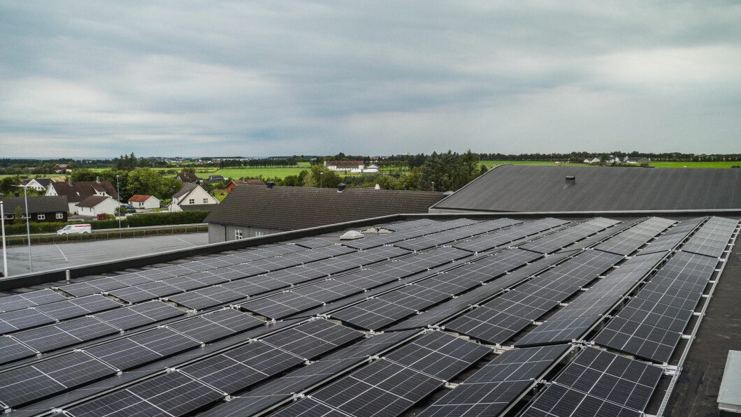 Wise investment: Here solar panels have been installed on the roof of a sports hall in Varhaug IL.  The price came to 1.4 million NOK, but it is indeed a wise investment.  Photo: Bjarte Fossfjell/TV 2