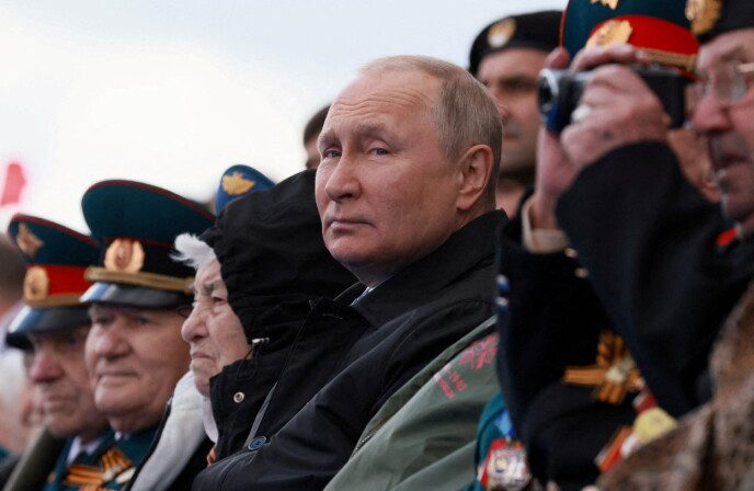 Analysis: Russian President Vladimir Putin watches a military parade in Moscow on May 9, 2022.  Photo: Reuters/NTB.