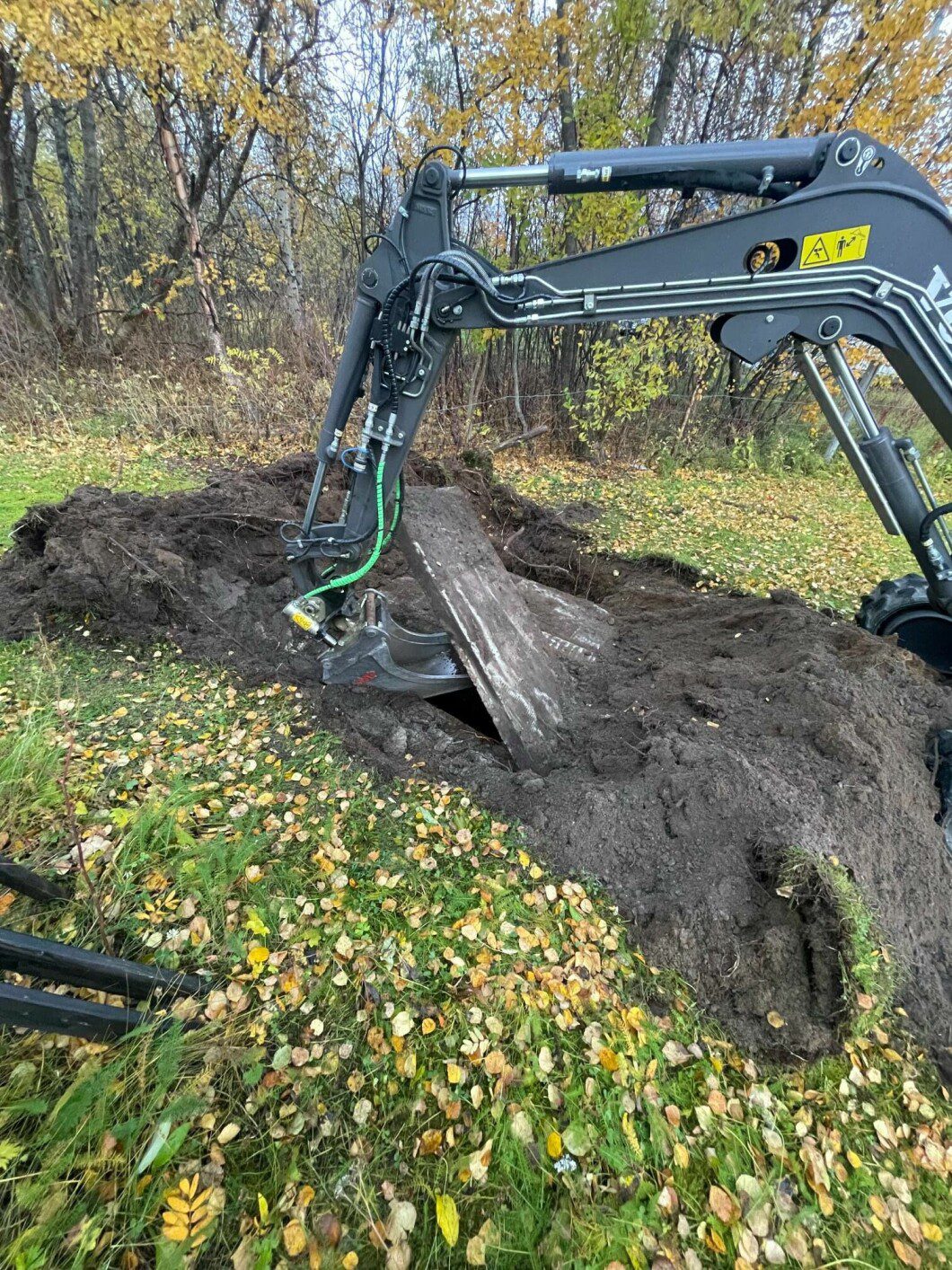 A neighbor helped Daniel Falstad with an excavator.  Photo: private
