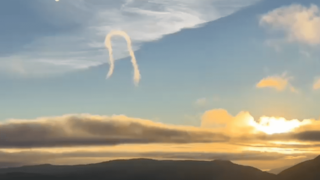 Horseshoe vortex cloud or horseshoe cloud depicted in the sky - NRK Nordland