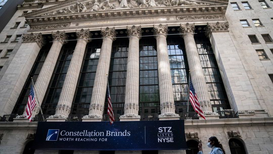 Technology and banking stocks lower US stock markets