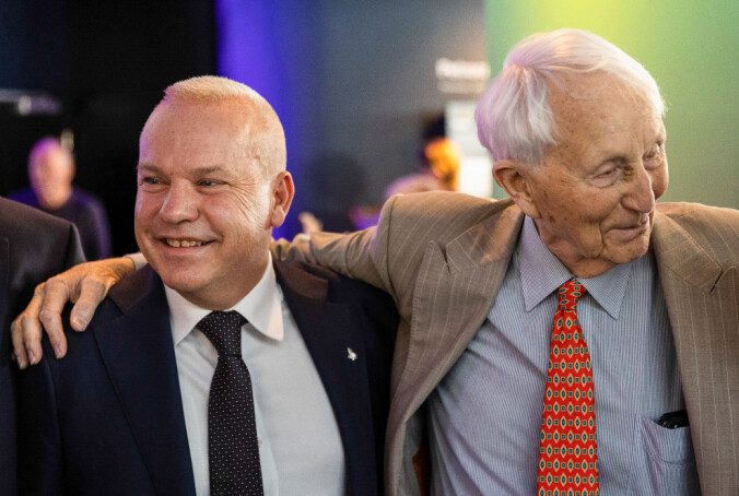 Generation change: Equinor CEO Anders Opedal, with then-first director of Statoil, Arve Johnsen.  He led the development of the Norwegian oil company Statoil from its inception in 1972 until 1988. He is also the man behind the Statoil name.  Photo: Håkon Sagen