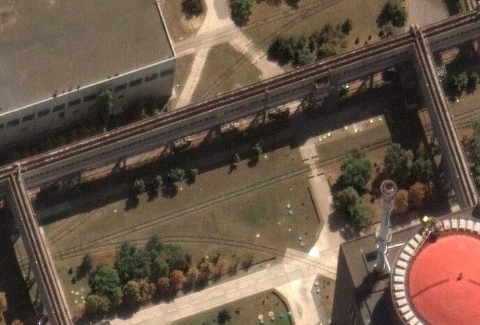 Military equipment: A satellite image, taken on August 29, shows armored vehicles near the plant's reactors.  Photo: Maxar Technologies / Reuters / NTB