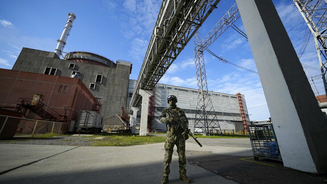Close: Russian soldiers at the Zaporizhzhya nuclear power plant, in southeastern Ukraine, earlier this year.  Now the last reactor at the plant is closed.  Photo: AP/NTB