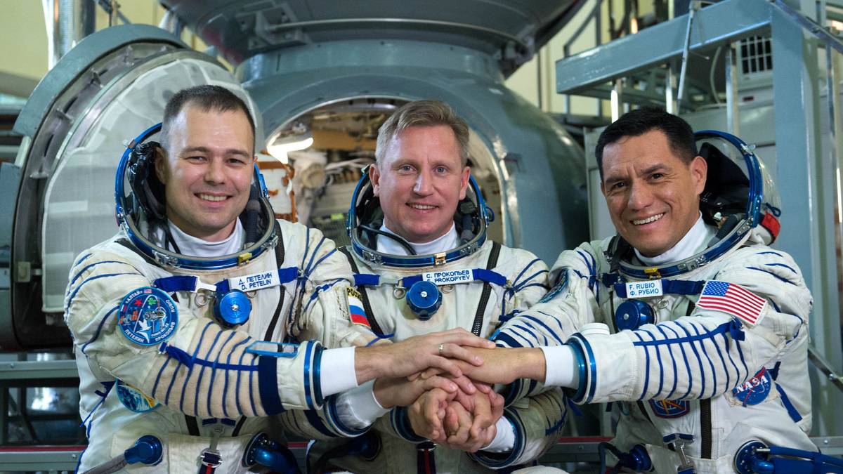 Astronauten Frank Rubio og kosmonautene Sergei Prokopyev og Dmitry Petelin trener for å dra til Den internasjonale romstasjonen.