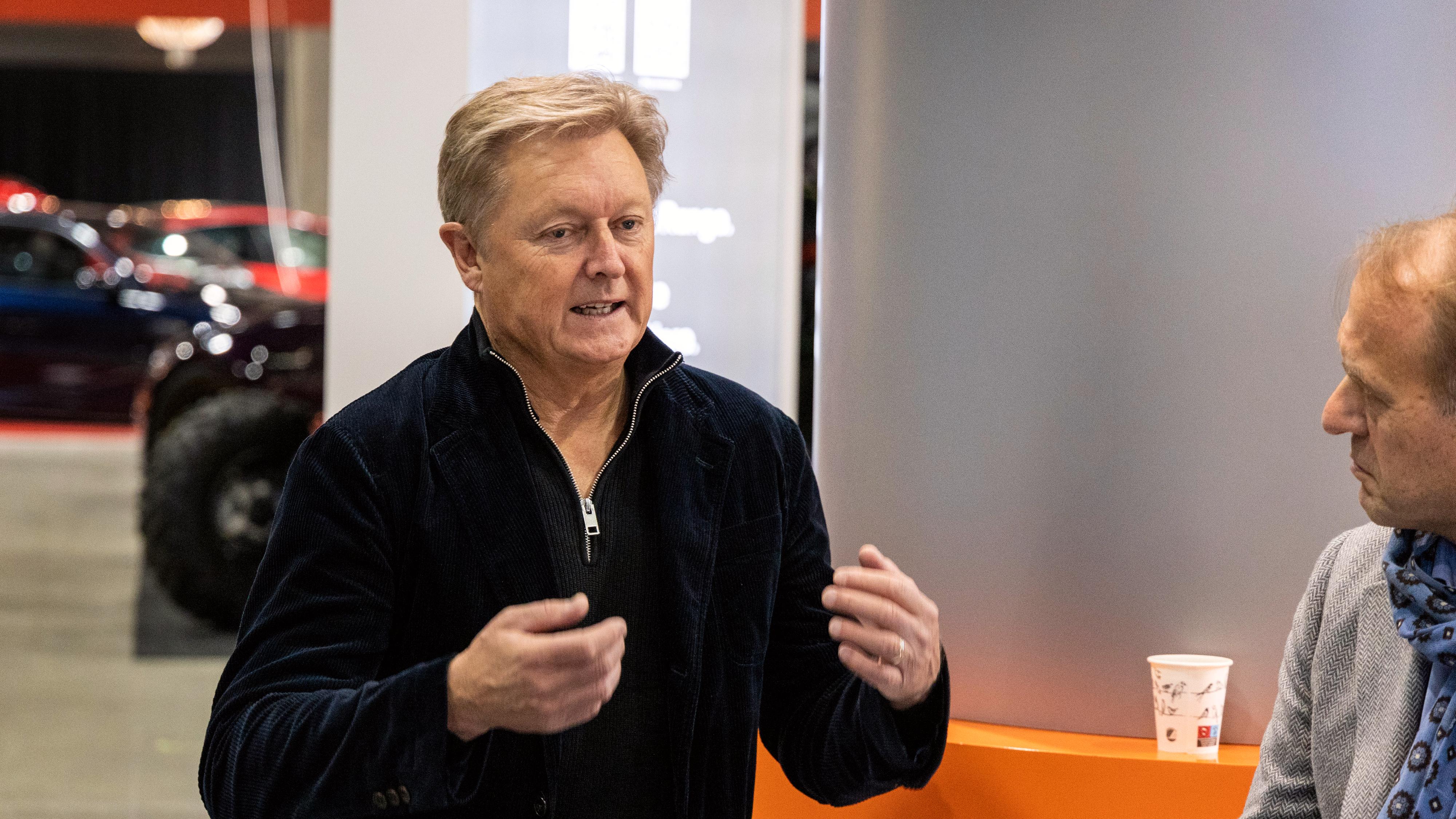 Fisker CEO Henrik Fisker was himself in Norway to show his car at the Oslo Motor Show.  Here in conversation with Motor Editor Peter Raaum. 