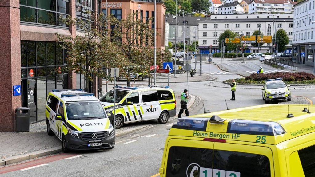 YFxHggdS9-E. Væpnet politi har rykket ut til et Nav-kontor på Danmarksplass i Bergen