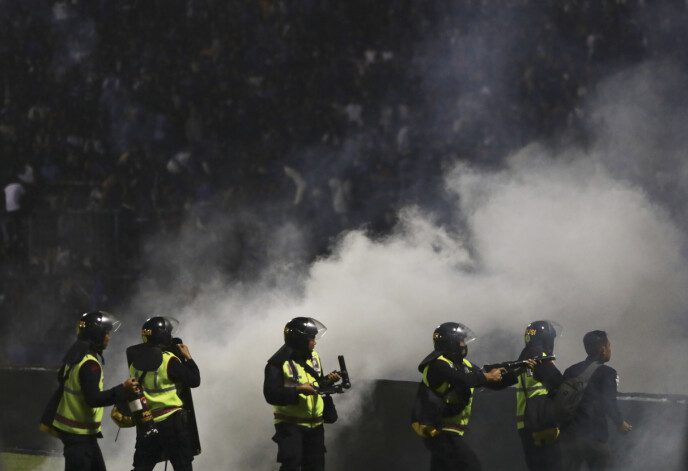 Dramatic photos: Police fired tear gas at onlookers.  Photo: AP/NTB
