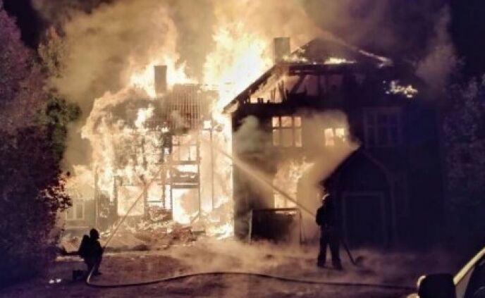 Overtin: The couple's home cannot be saved.  Photo: the fire service.