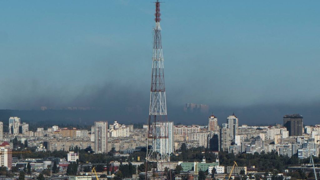 Røyk stig opp over Kyiv etter russiske angrep 11. okt 2022