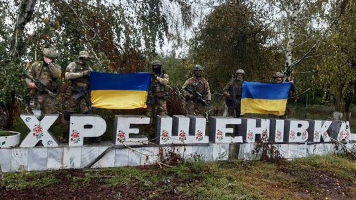Soldater viser frem et ukrainsk flagg i landsbyen Khreshchenivka, omtrent 127 kilometer nordøst for sentrum av byen Kherson.