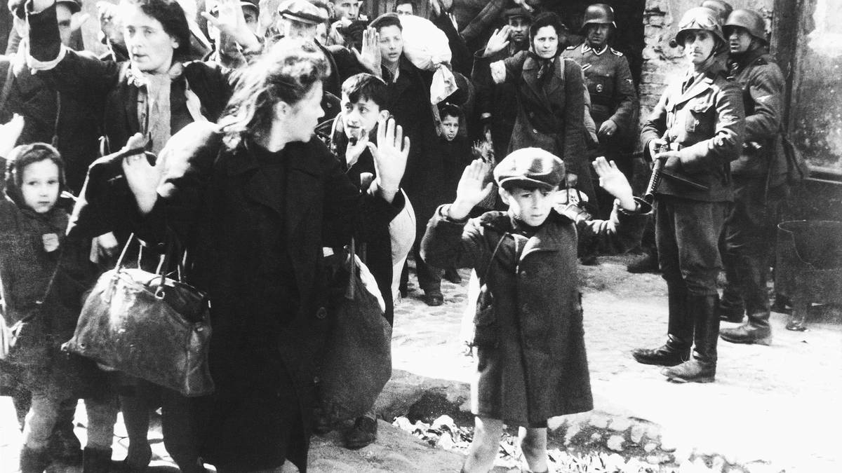 Et av de mest kjente bildene fra 2. verdenskrig. En gutt og andre jøder tas til fange av tyske SS-soldater i ghettoen i Warzawa i 1943.