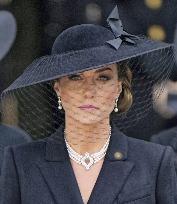 Meaningful jewelry: The jewelry that Princess Kate wore to Queen Elizabeth's funeral was a collection that Princess Diana often borrowed from Queen Elizabeth.  Photo: James Watling/Mega